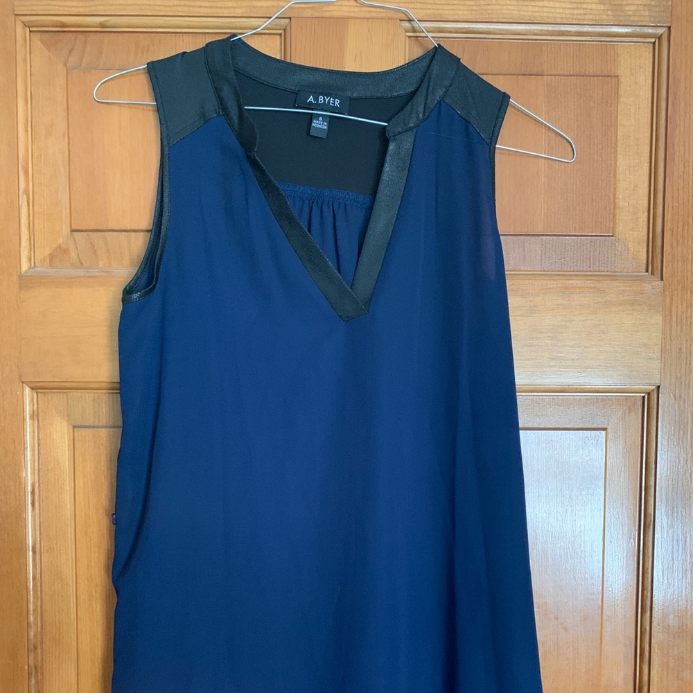 V neck sleeveless shirt